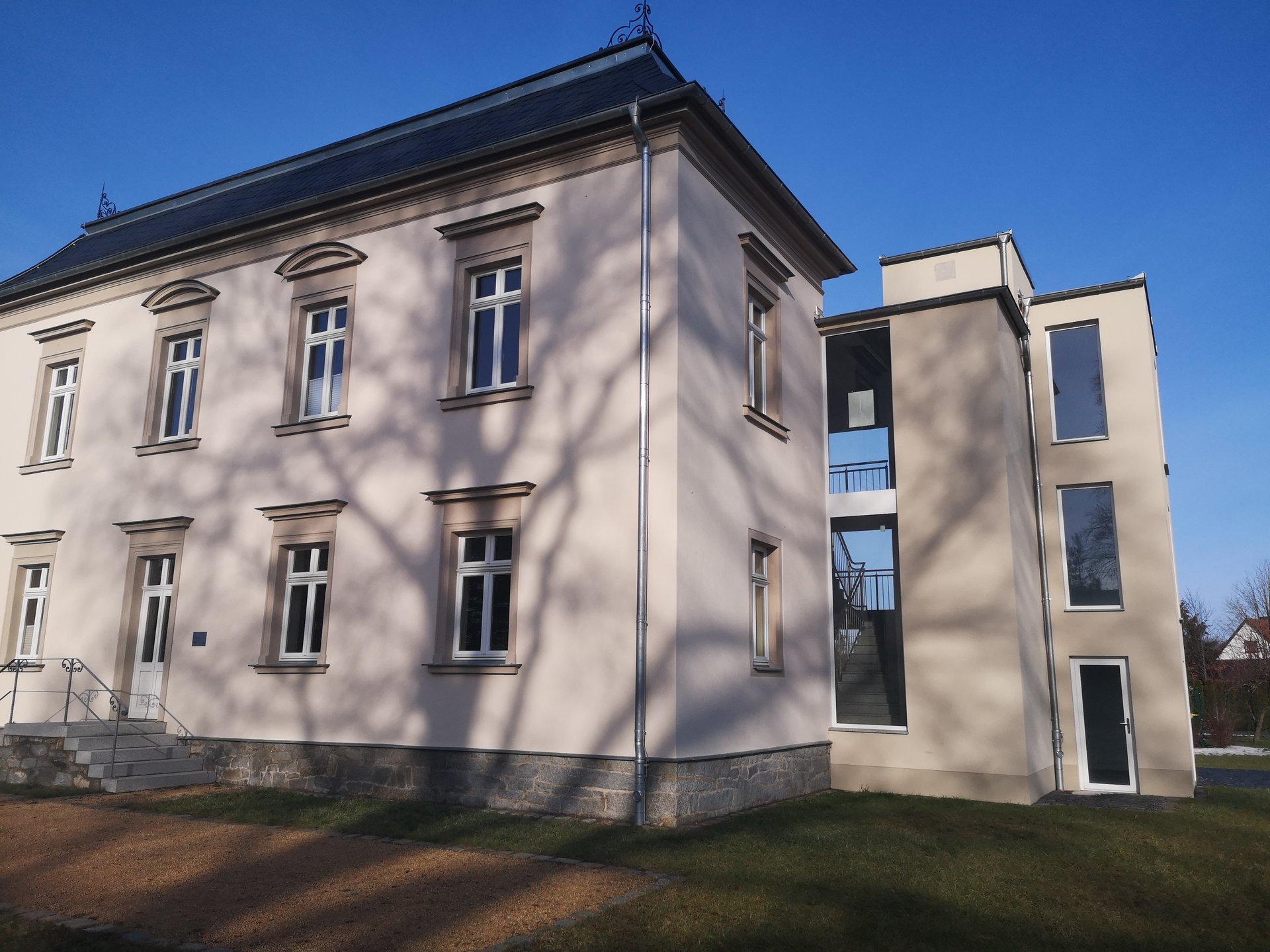 Ein zweigeschossiges Gebäude