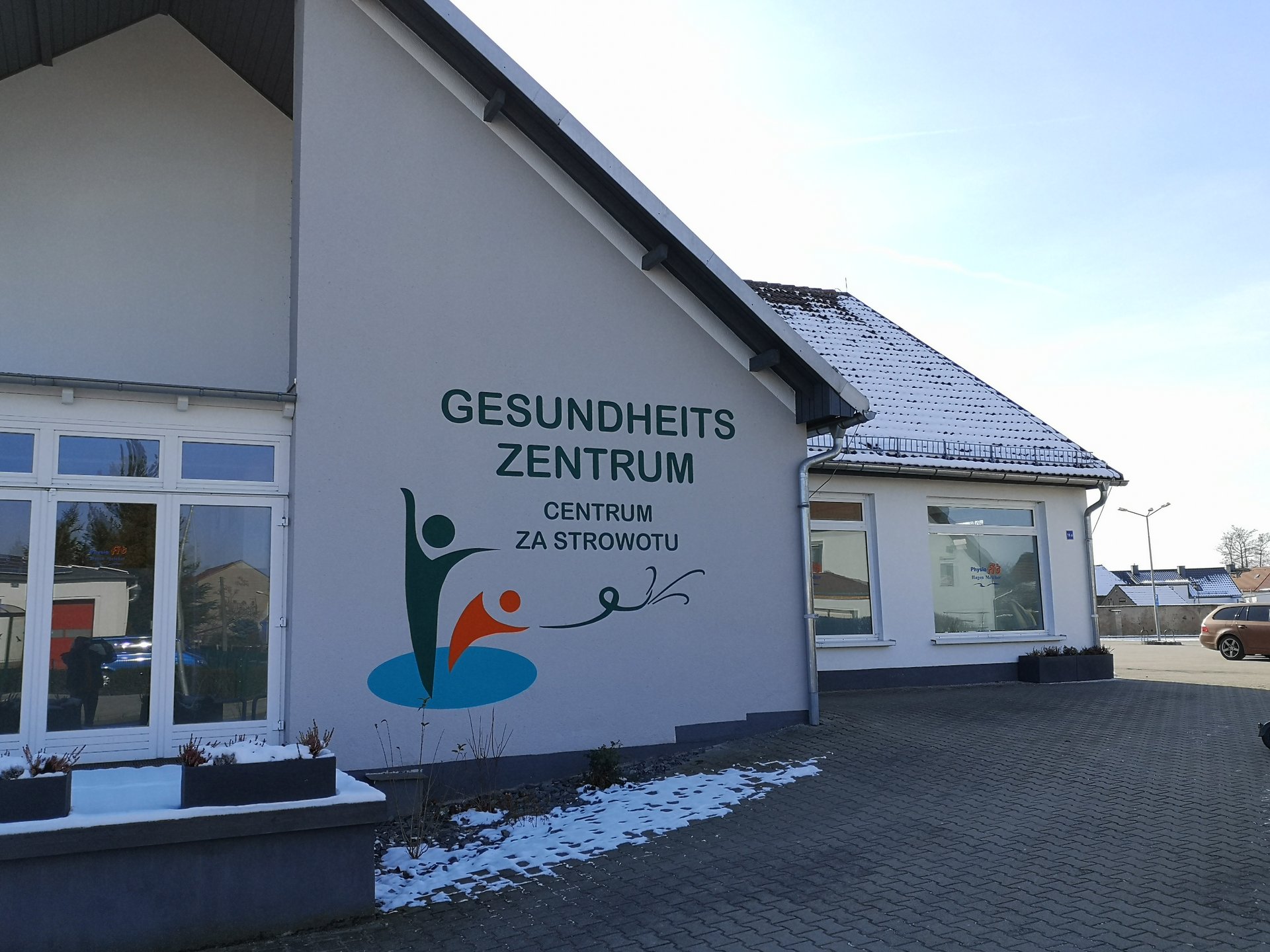 Eine Hausfront mit einem großformatigen Schriftzug.
